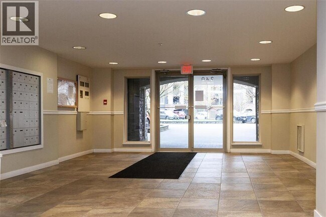 Building Photo - 240 Sherbrooke St