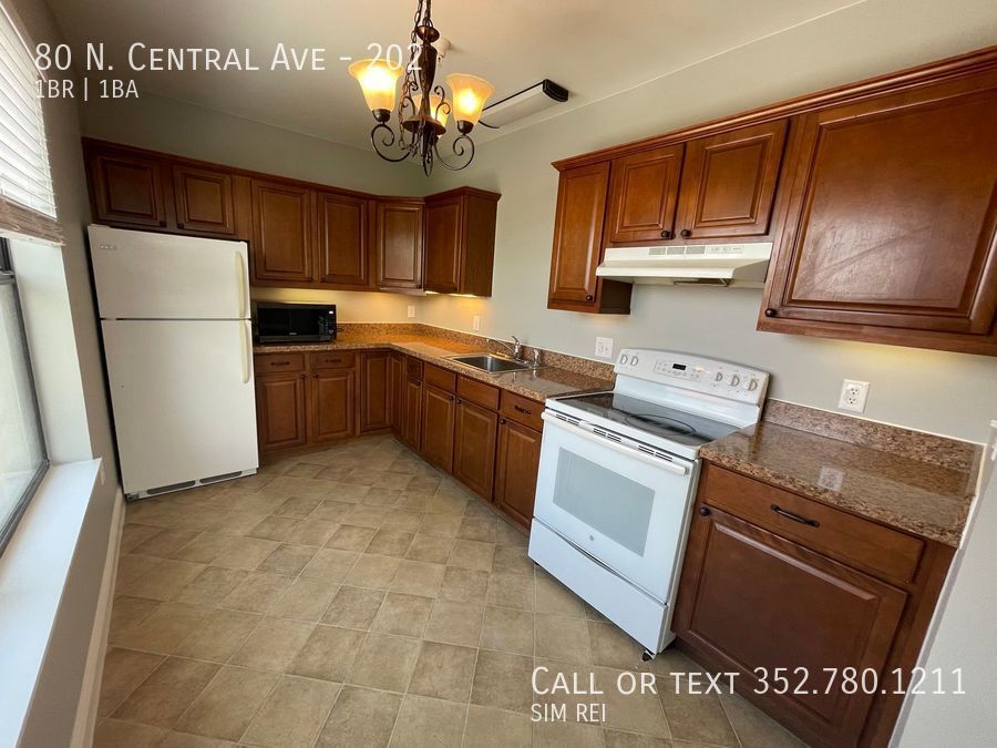 Primary Photo - Downtown Umatilla 1/1 Upper Apartment