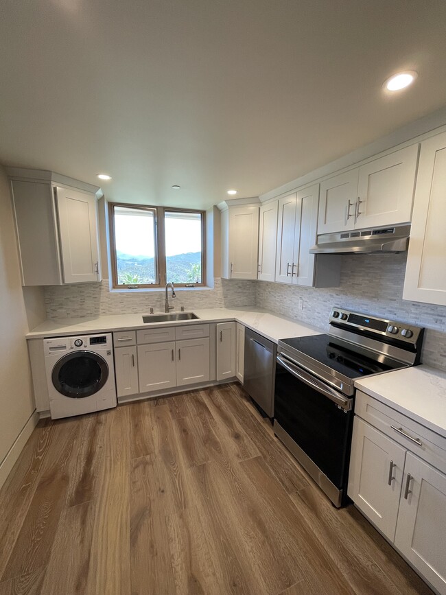 Kitchen - 33397 Mulholland Hwy