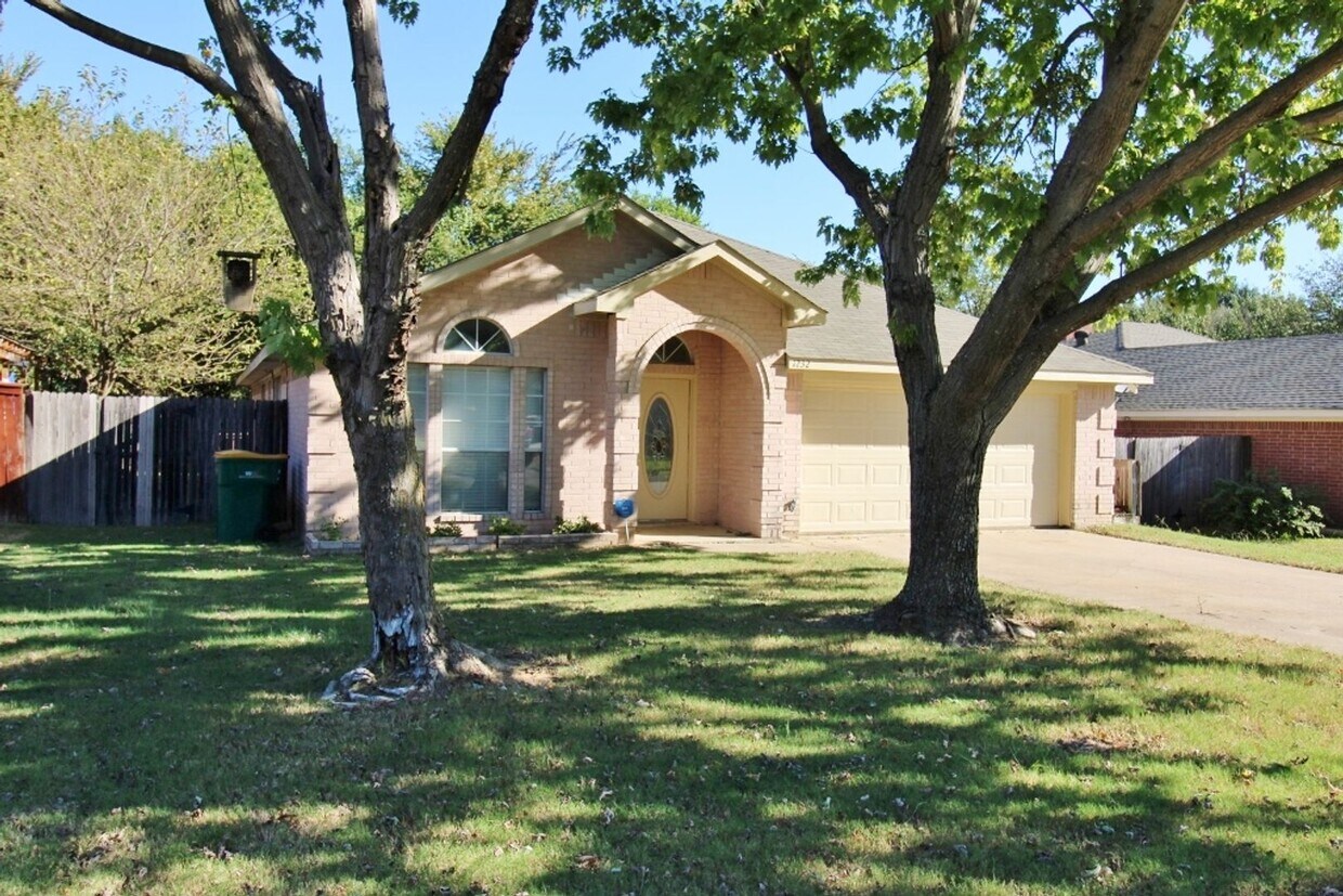 Foto principal - Spacious 4/2/2 in Cedar Hill For Rent!