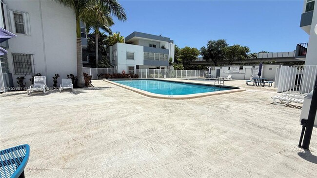 Foto del edificio - 2498 SW 17th Ave