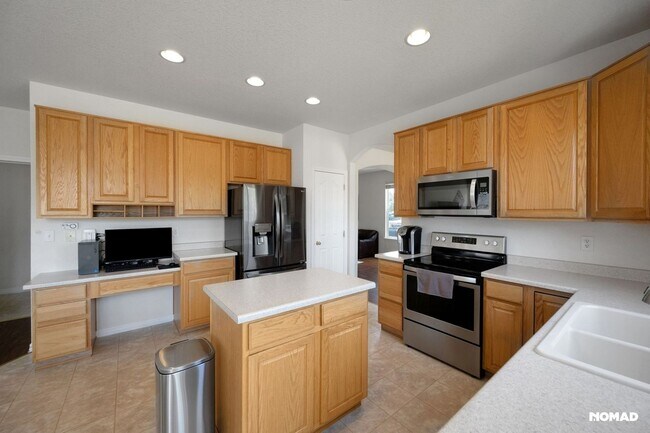 Building Photo - Spacious 4BR House in Brighton