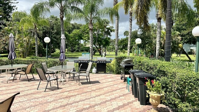 Foto del edificio - 2440 SW 22nd Ave