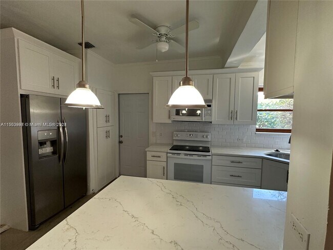 Foto del edificio - 3666 SW 13th Terrace