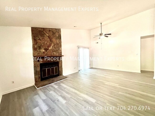 Foto del edificio - 723 Cricketwood Ln