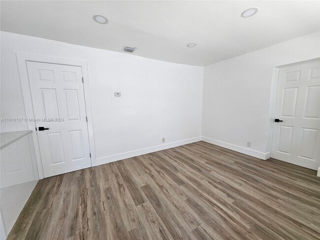 Building Photo - 913 Ortega Rd