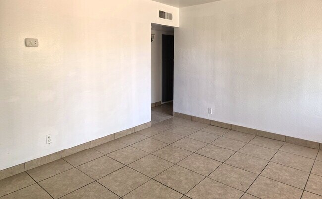 Foto del edificio - MOVE-IN READY 3 BEDROOM WITH $250 BONUS – ALL TILE & CENTRAL AIR OFFERING $500 GIFT CARE AFTER SU...