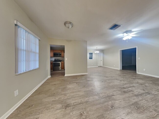 Foto del edificio - 2523 Lake Ellen Ln