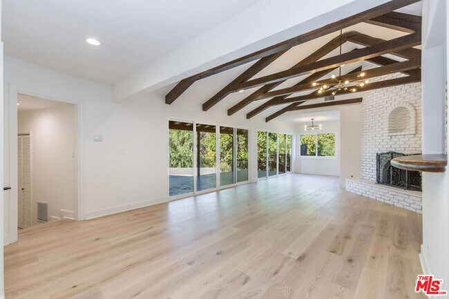 Foto del edificio - 835 Camino Santos Reyes