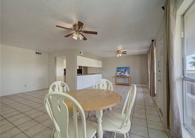 Foto del edificio - 14801 Compass St