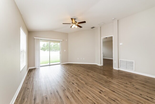 Foto del edificio - 1037 Seminole Sky Dr