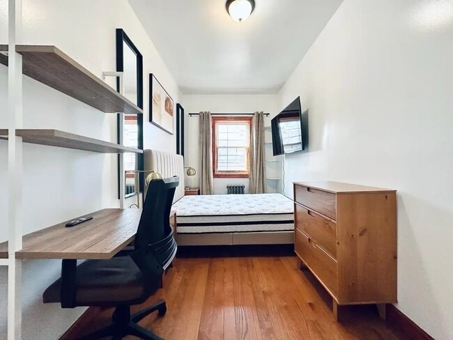 Foto del edificio - Furnished room/NOT APARTMENT
