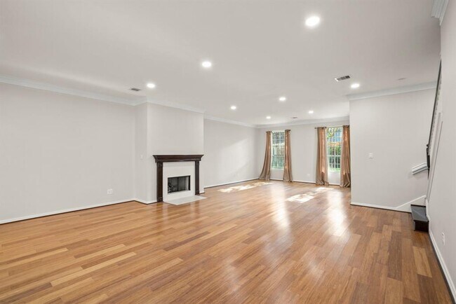Foto del edificio - 4023 Breakwood Dr