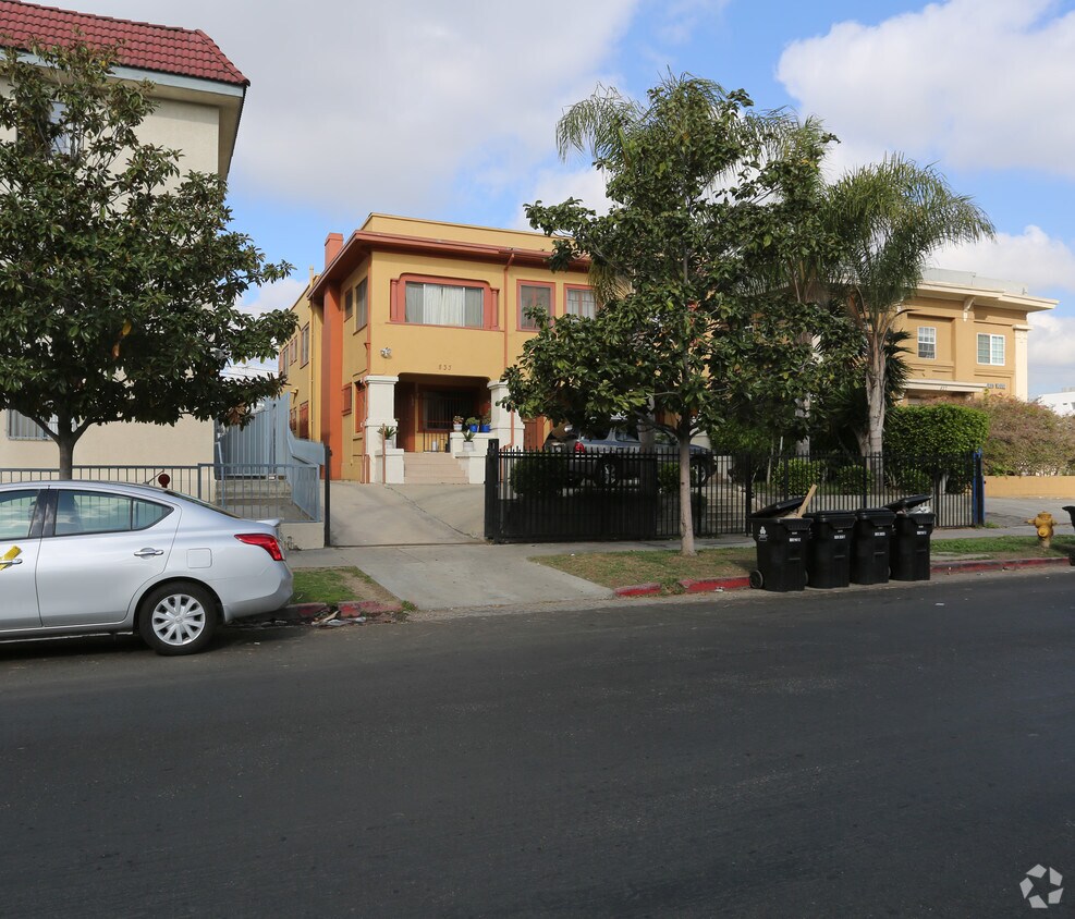 Foto del edificio - 831 S Catalina St