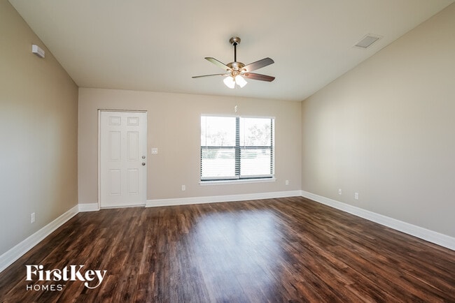 Building Photo - 712 NE Van Loon Ln