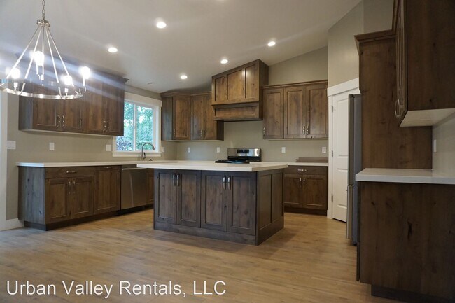 Building Photo - 6 br, 3.5 bath House - 822 E. Winter Pine ...