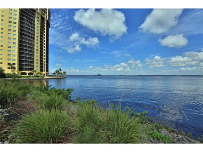 Foto del edificio - ANNUAL RENTAL - Downtown Fort Myers  Luxur...