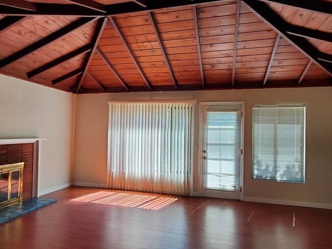Building Photo - Cute Single Family Home, Newer kitchen, Ne...