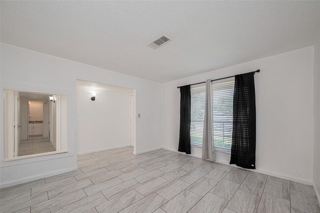 Foto del edificio - 8406 Banting St