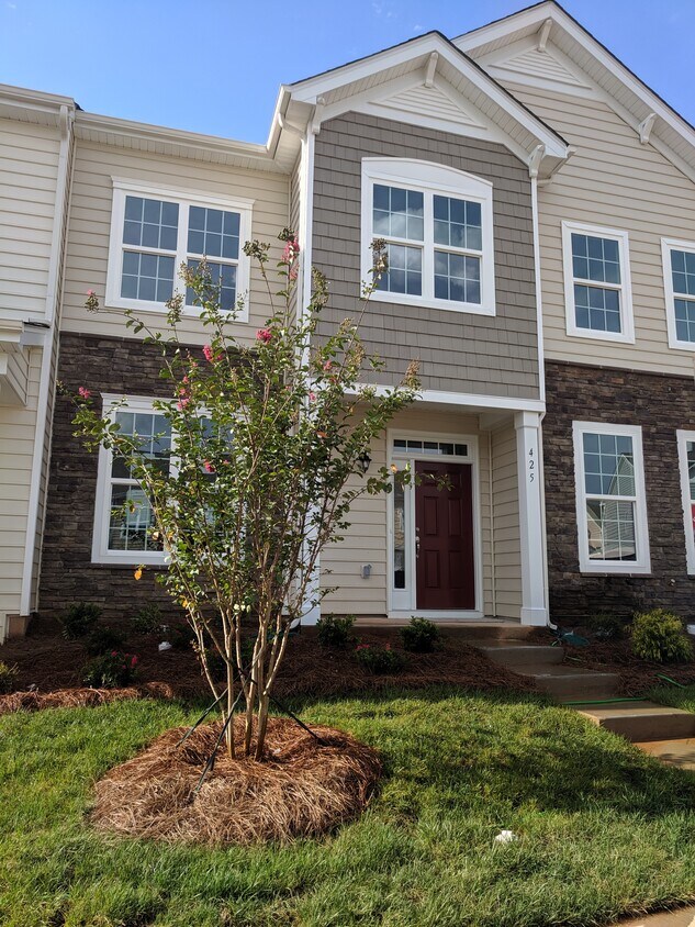 Foto principal - 425 Spring Gardens Drive