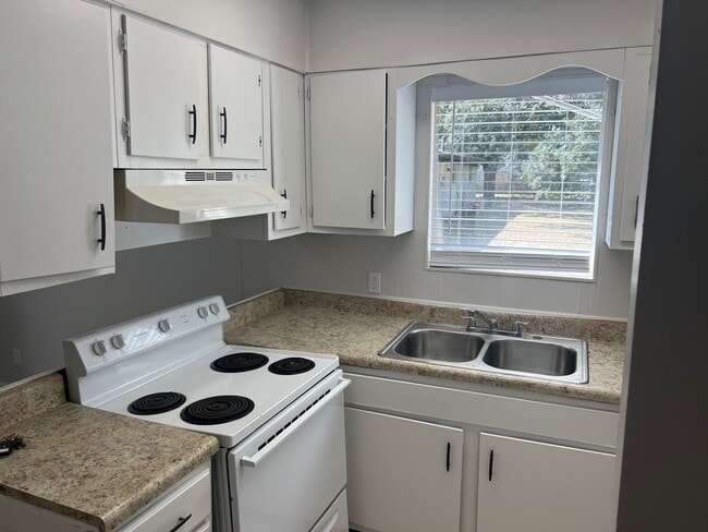 Building Photo - 6640 Applegate St