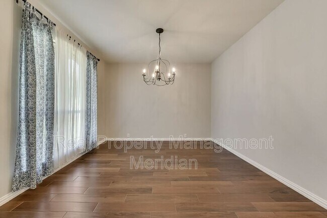 Foto del edificio - 8240 Lauren Way