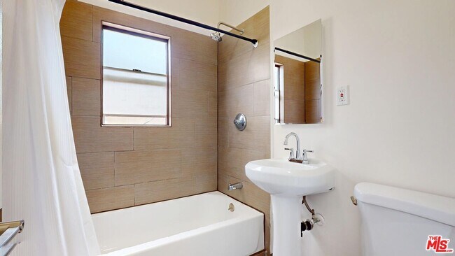 Foto del edificio - 334 Heliotrope Dr