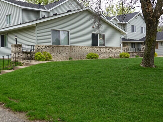 Building Photo - 1682 Helena Rd N