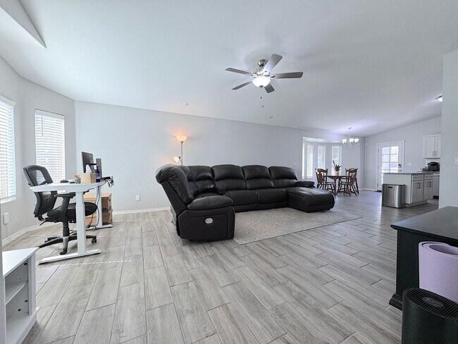 Building Photo - Beautiful 3 Bed 2 Bath with Refrig A/C!