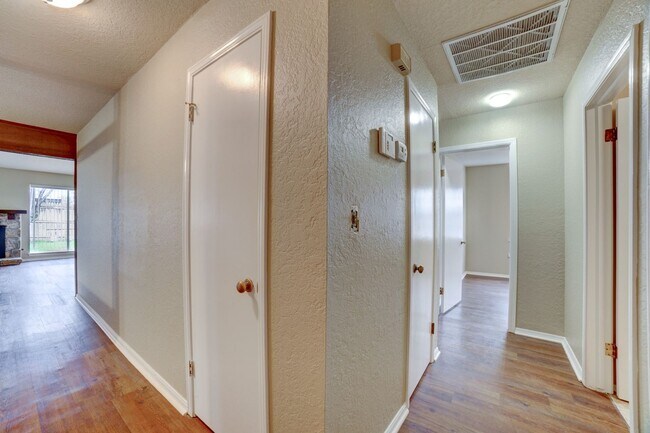 Foto del edificio - Spacious 3 bed / 2 bath duplex unit lookin...