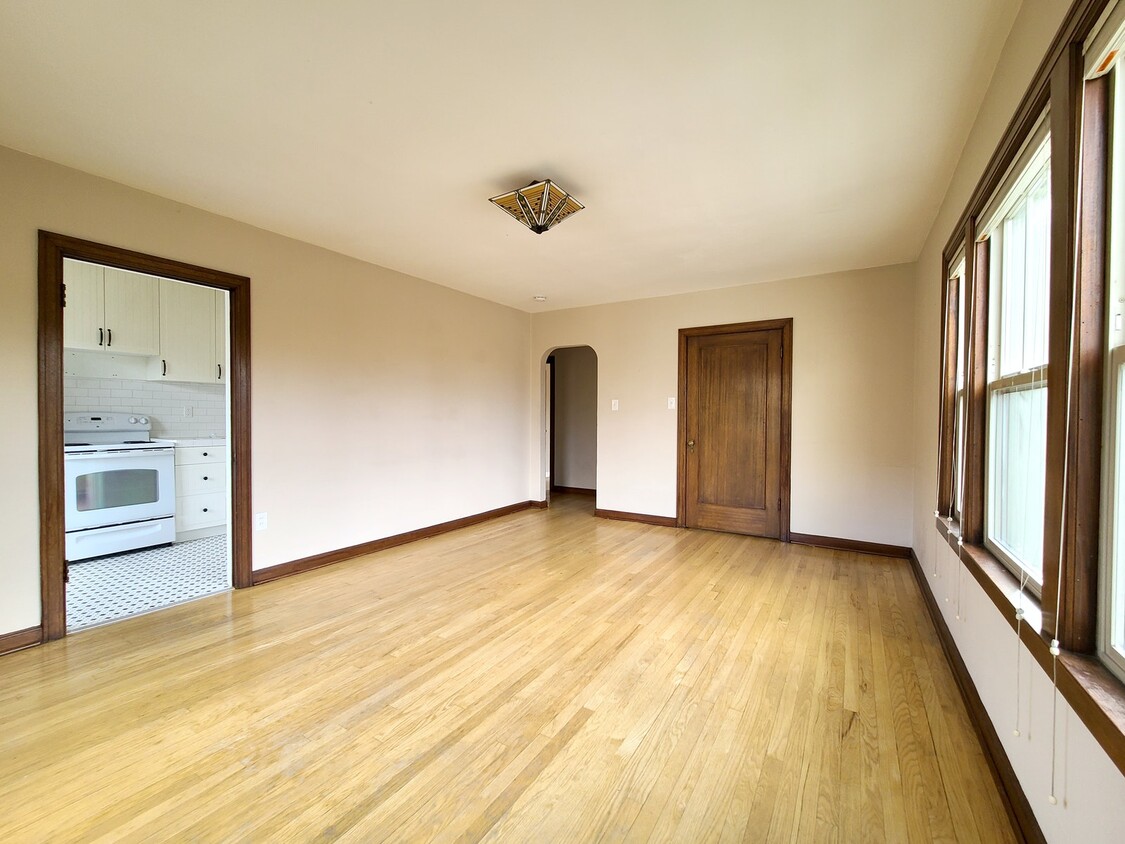 Primary Photo - 956 10th Avenue East, Unit 201