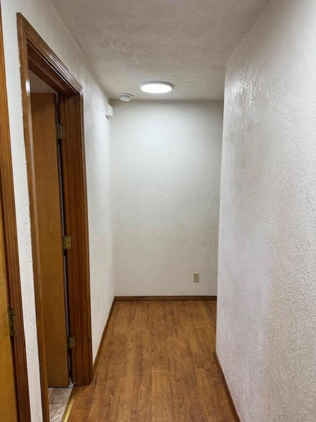 Building Photo - SINGLE LEVEL HOME, GARAGE/ FENCED YARD