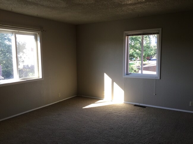 Master bedroom - 105 NE Ellis Ave