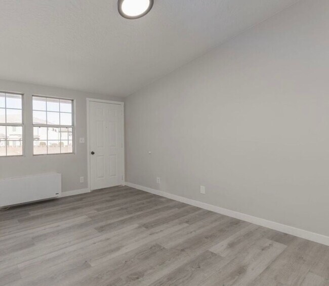 Foto del edificio - Springtree Gardens Condo