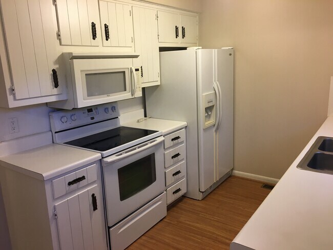Kitchen - 900 Dogwood Cir