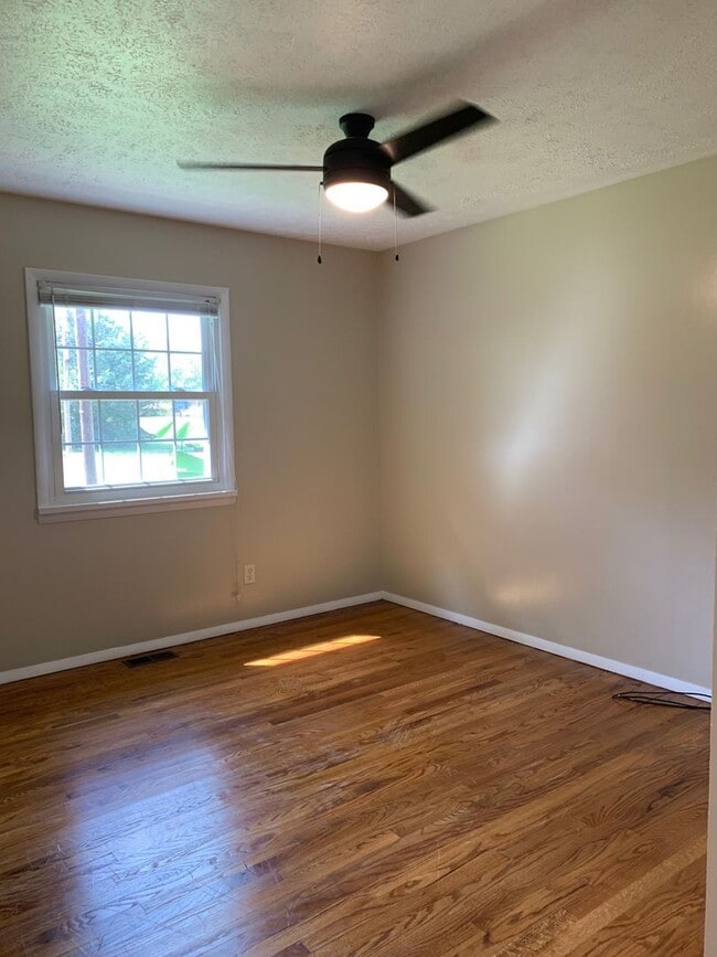 Building Photo - Nice 3 bedroom 1 bath J-town