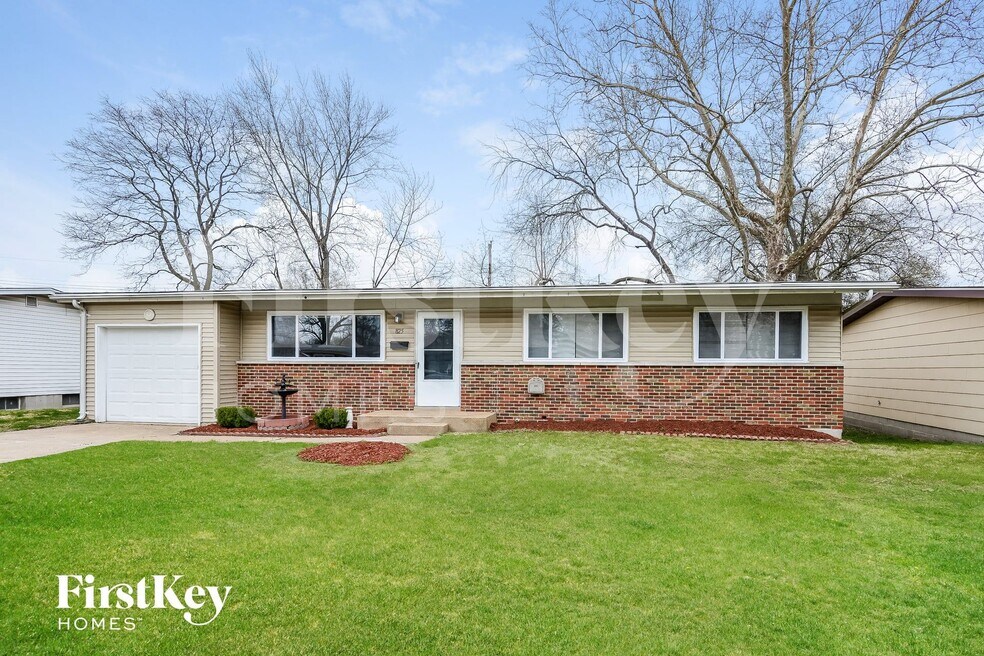 825 Manresa Ln