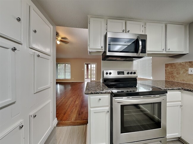 Building Photo - 8615 Riverside Walk Ln
