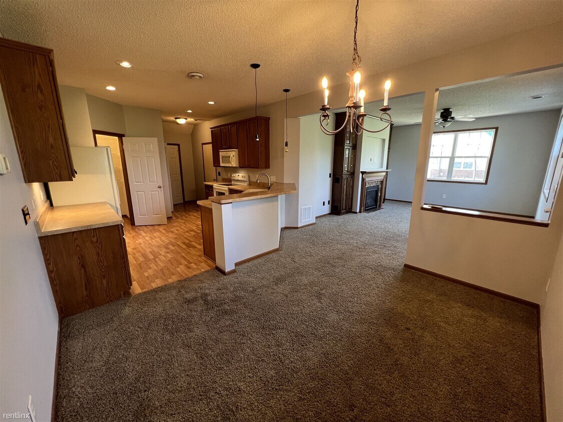 3 br, 2.5 bath Townhome 1979 Sierra Drive Townhouse for Rent in Hastings, MN