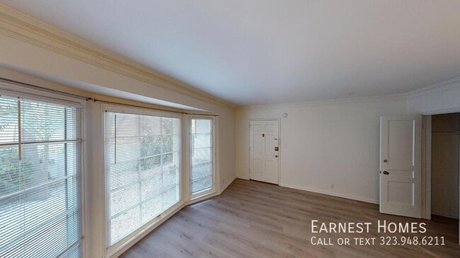 Building Photo - 127 N Doheny Dr