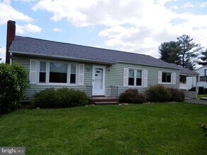Building Photo - 309 S Summit Ave