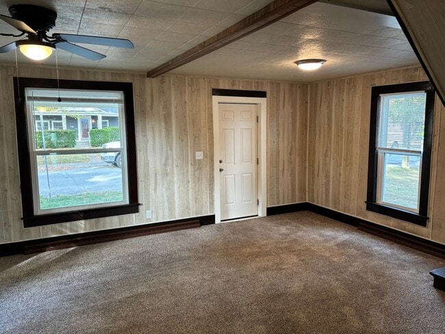 Foto del edificio - Check Out This 3-Bed/1.5-Bath House in Blu...