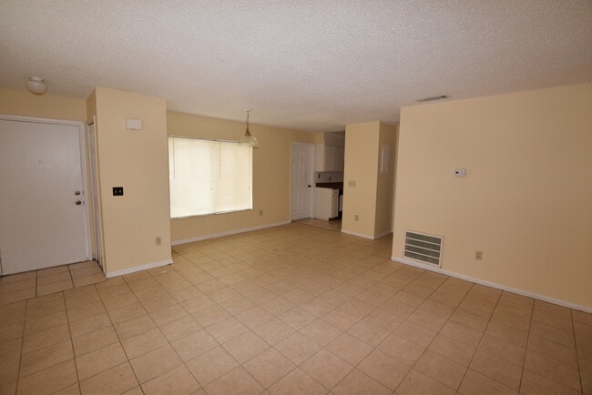 Building Photo - 2 bedroom, 2 bath duplex for rent at 4705 ...