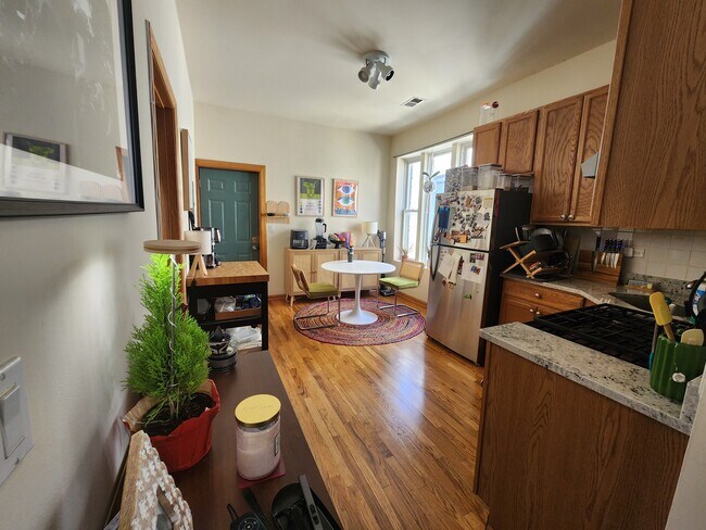 Foto del edificio - 2048 N Western Ave