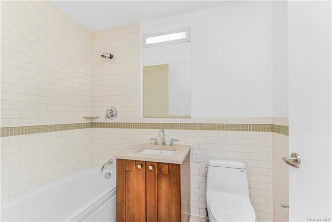Building Photo - 640 W 237th St