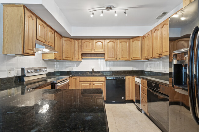 Kitchen with granite counter - 15 Harbour Close