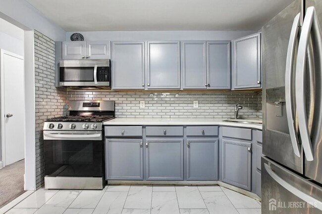 Building Photo - 396 College Dr