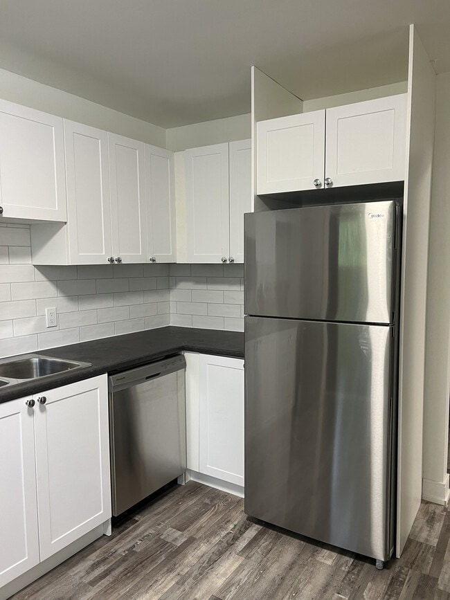 Building Photo - Newly renovated 2 bedroom 1 bath townhouse.
