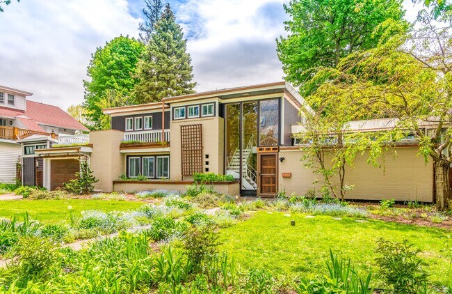 Foto del edificio - Beautiful Single Family Home w Massive Yar...