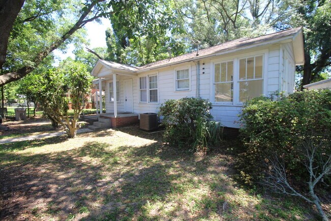 Foto del edificio - 2BR Cottage Home with LVP Flooring Throughout, Bonus Sunroom, Covered Parking & Low-Maintenance L...
